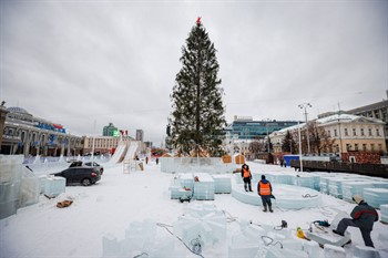 Ледовый городок готов на 70 %: в центре города стоят карусели, горки и скульптуры изо льда в Екатеринбурге