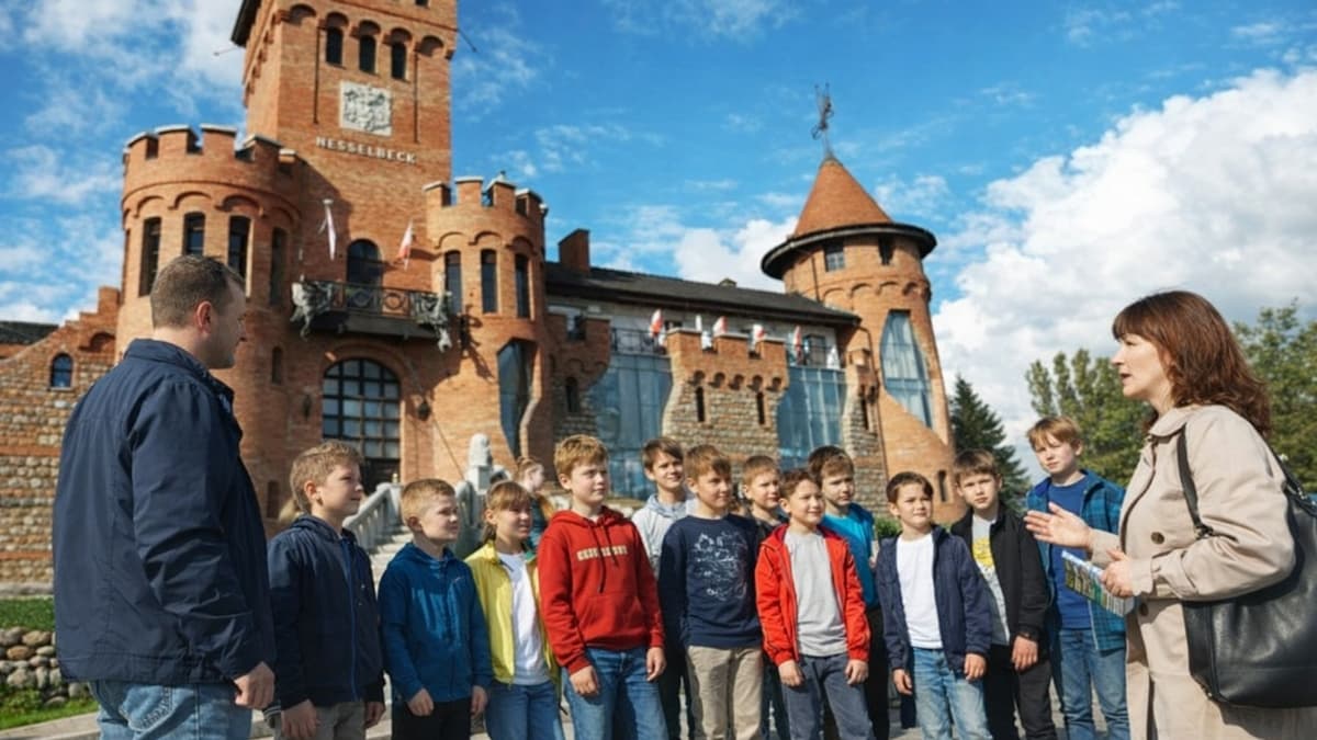 Школьная группа на экскурсии в историческом городе России — организованная поездка класса с гидом-сопровождающим