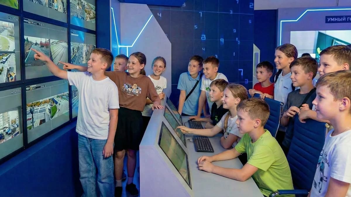 Школьники в интерактивном музее Москвы — работа с экспонатами на научной экскурсии