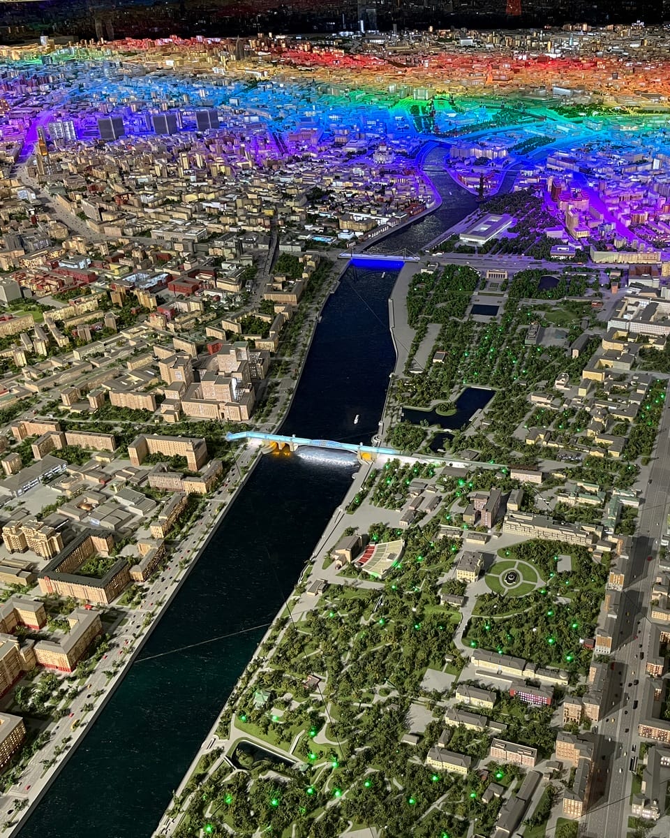 Световое шоу — ночная Москва на макете