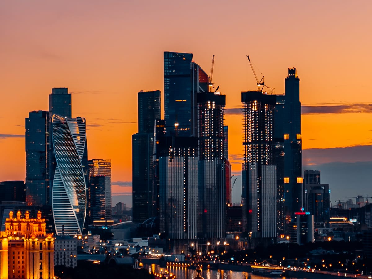 Башня Федерация и небоскрёбы Москва-Сити на фоне вечернего неба