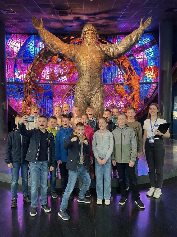 Дети фотографируются на входе в Музее Космонавтике на ВДНХ