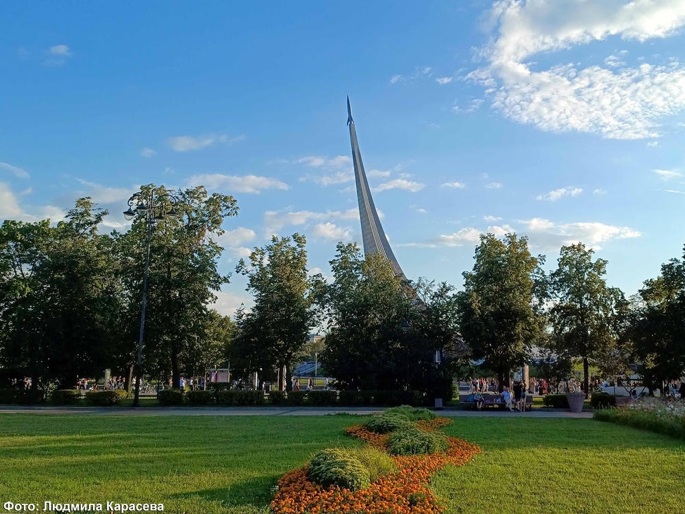 Монумент Покорителям космоса снаружи музея